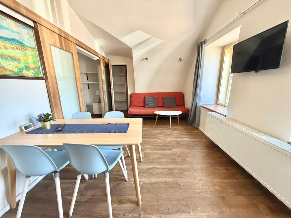 TV and multimedia, Living room, Seating area, Dining area