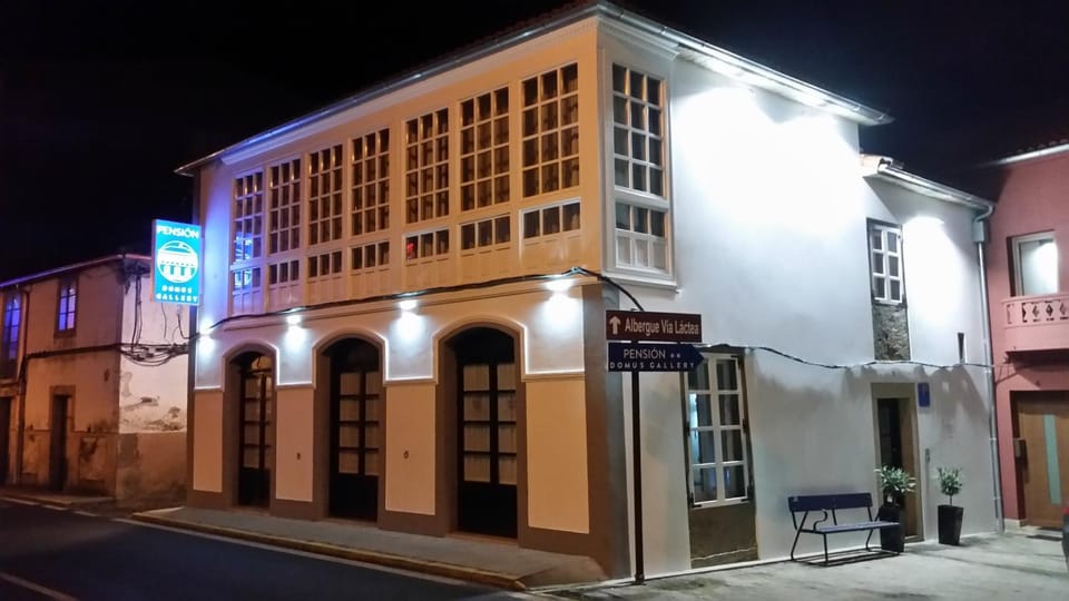 Pensión Domus Gallery Bed and Breakfast in Arzúa