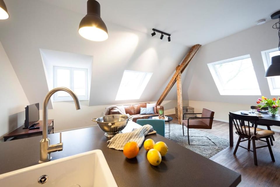 TV and multimedia, Kitchen or kitchenette, Living room, Seating area, Dining area