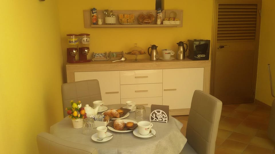 Coffee/tea facilities, Buffet breakfast, Internal: Not applicable to any particular room