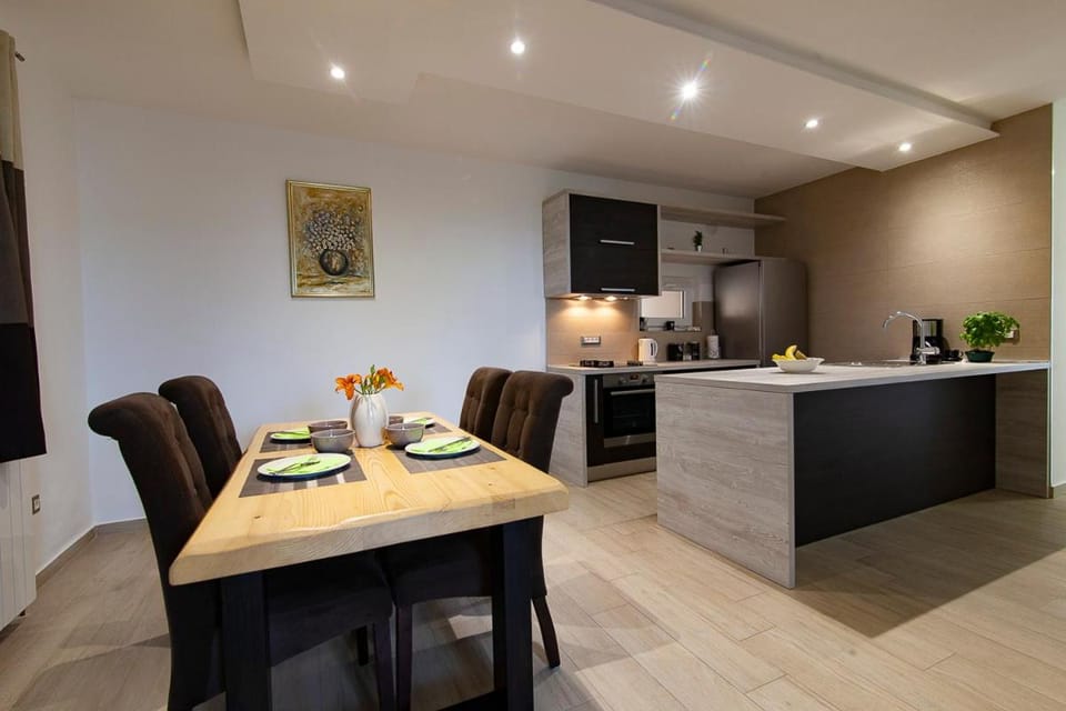 Kitchen or kitchenette, Dining area