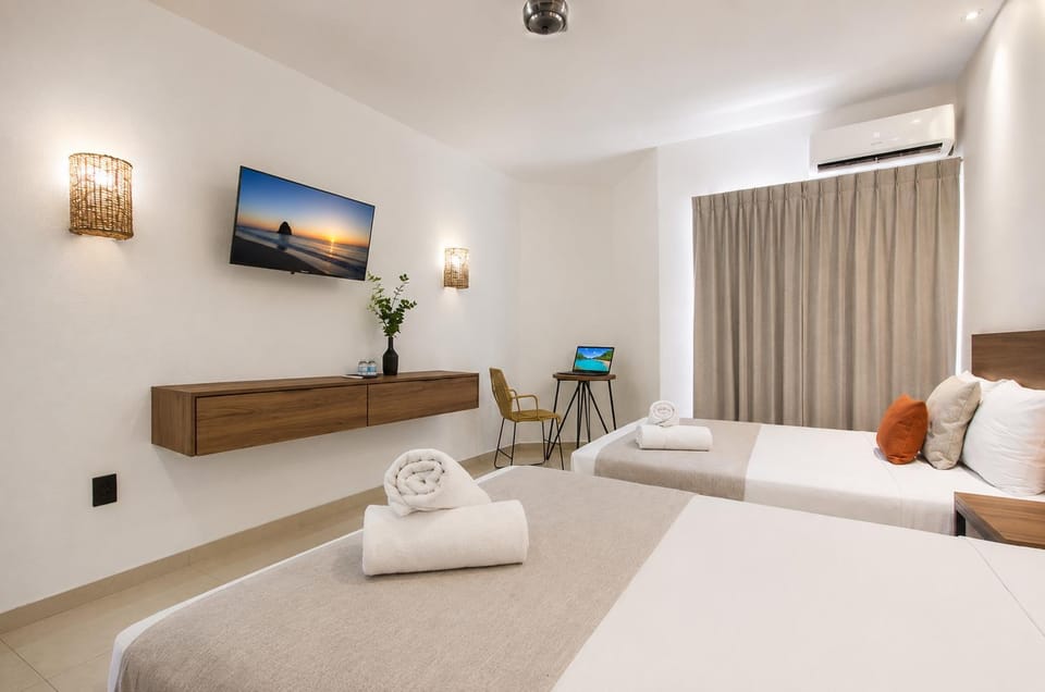 Bed, TV and multimedia, Photo of the whole room, Bedroom, towels, air conditioner