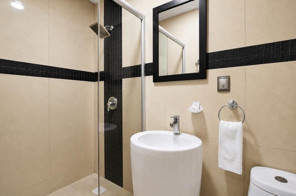Shower, Toilet, Bathroom, towels