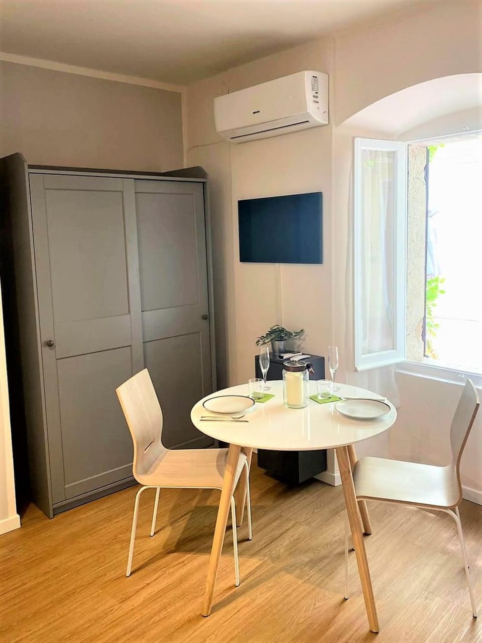 TV and multimedia, Living room, Seating area, Dining area, air conditioner