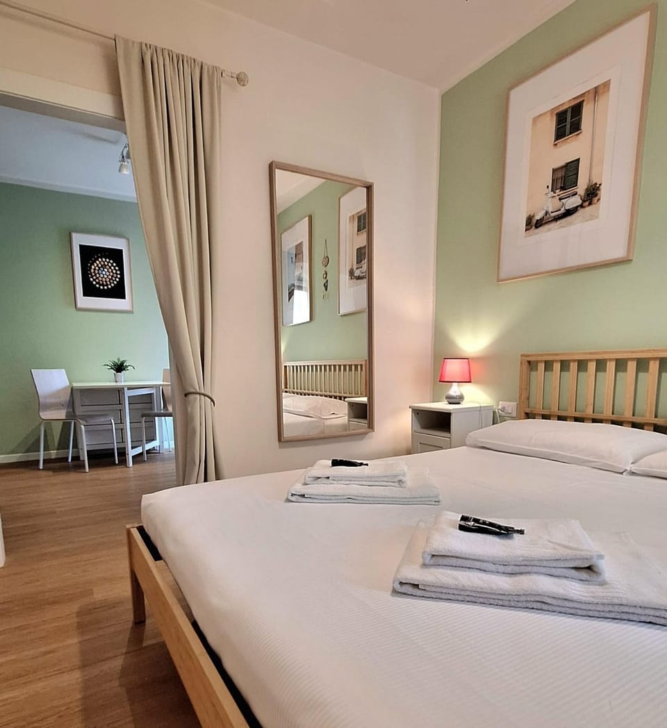 Photo of the whole room, Bedroom