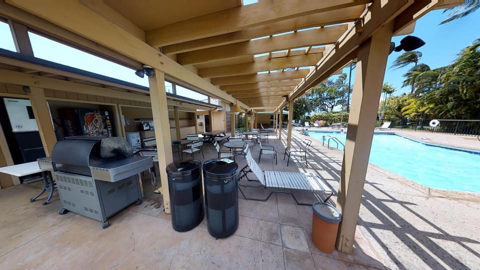 Patio, Balcony/Terrace, Communal kitchen, Pool view