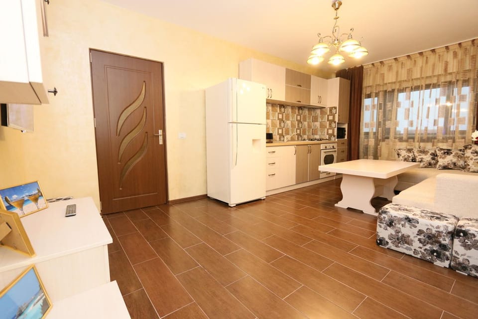 TV and multimedia, Coffee/tea facilities, Kitchen or kitchenette, Living room, Seating area
