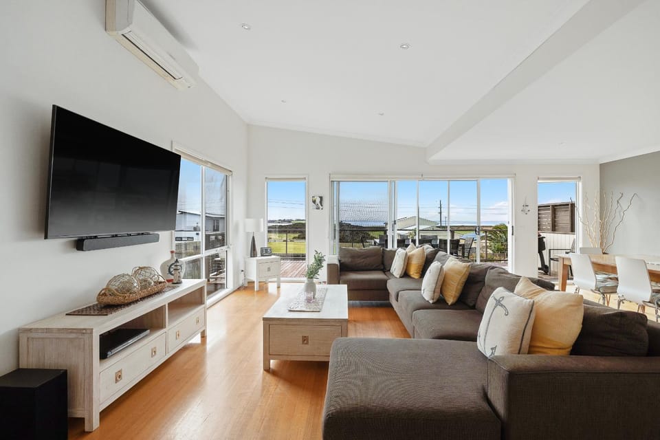 TV and multimedia, Living room, Seating area, Evening entertainment