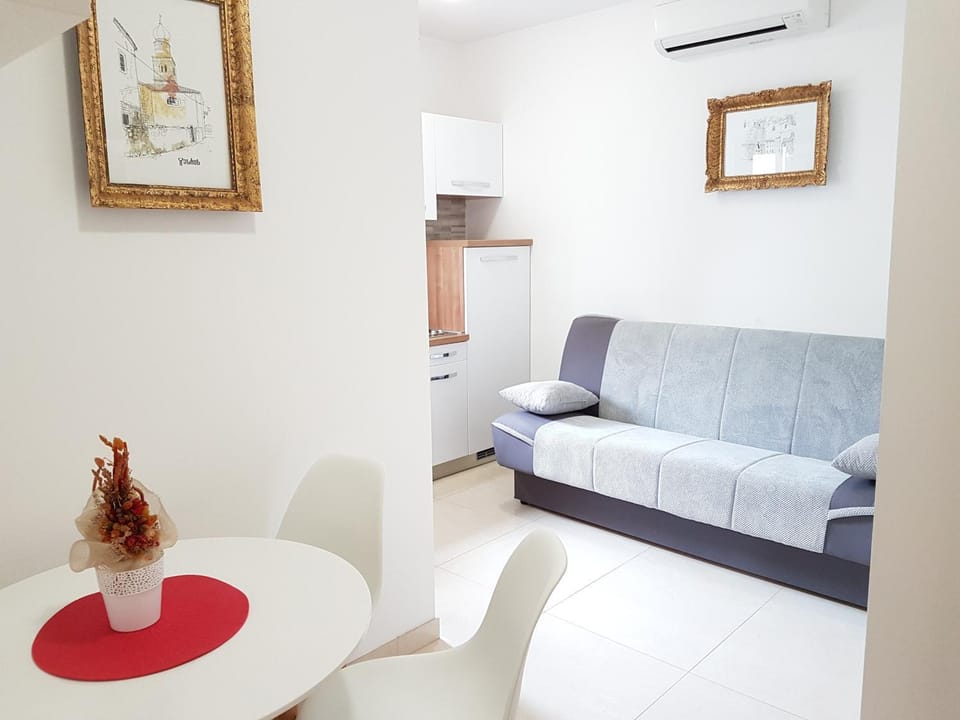 Kitchen or kitchenette, Seating area, Dining area