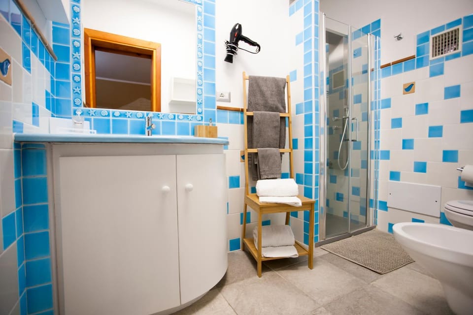 Shower, Toilet, Bed, Bathroom, TV and multimedia, Coffee/tea facilities, Kitchen or kitchenette, Food and drinks, Other, Decorative detail, Seating area, Bedroom, Street view, Area and facilities, Family