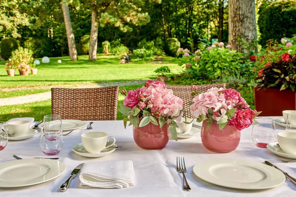 Restaurant/places to eat, Garden, Banquet/Function facilities, Dining area, Breakfast, Drinks