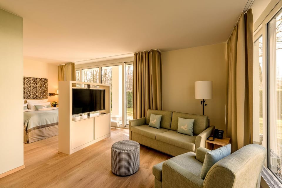 Communal lounge/ TV room, TV and multimedia, Seating area