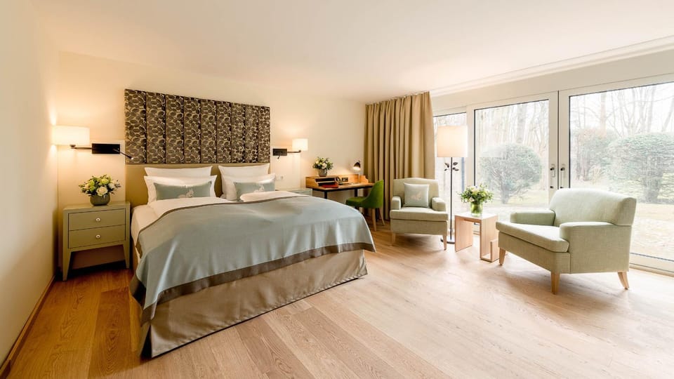Bed, Day, Photo of the whole room, Seating area