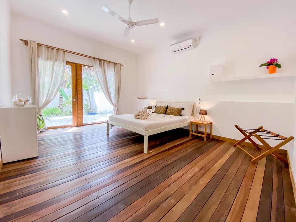 Photo of the whole room, Bedroom, fireplace, air conditioner