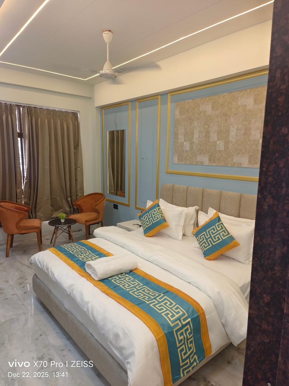 Bed, Living room, Seating area, Bedroom