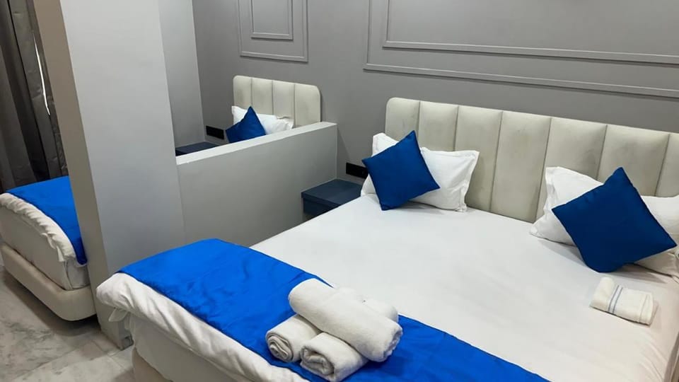 Photo of the whole room, Bedroom, towels