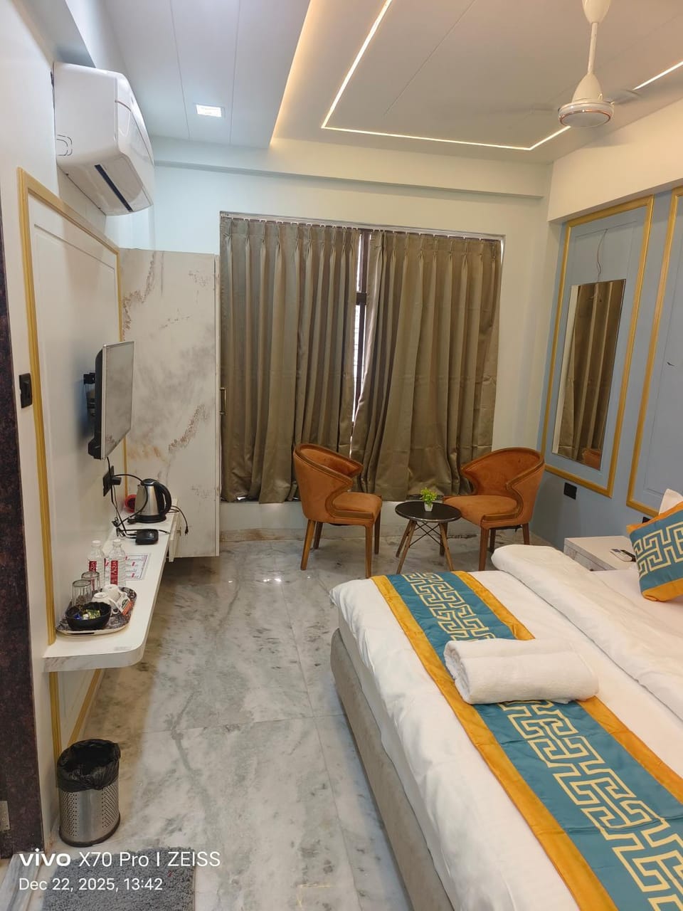 Bed, TV and multimedia, Kitchen or kitchenette, Living room, Photo of the whole room, Seating area, Bedroom, air conditioner