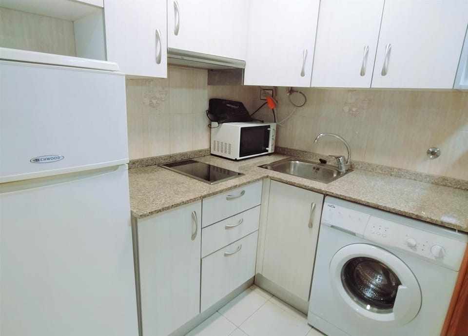 Kitchen or kitchenette, minibar, stove, washing machine