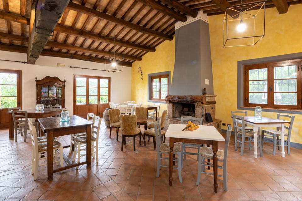 Restaurant/places to eat, Living room