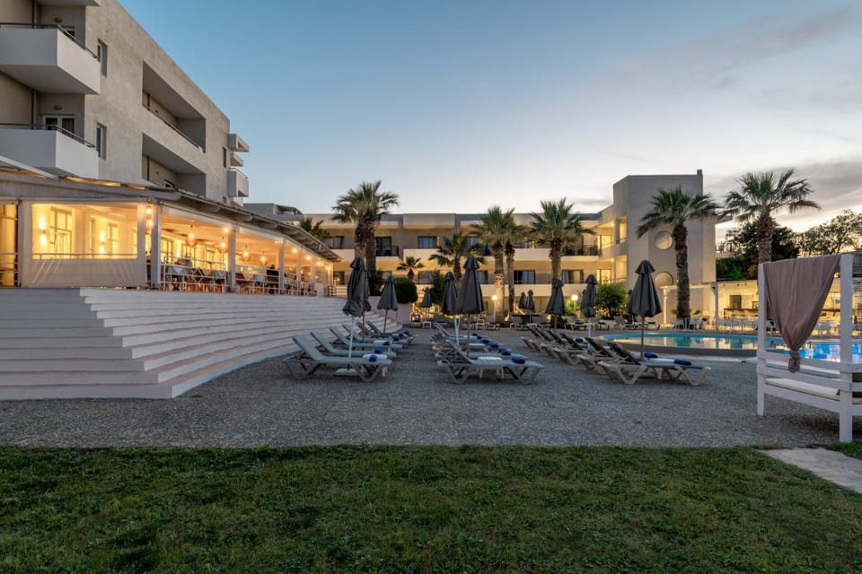 Property building, Day, Pool view, Swimming pool, sunbed