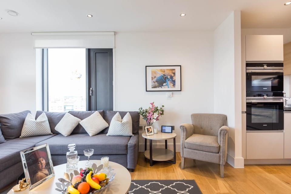 Kitchen or kitchenette, Living room, Seating area, Dining area