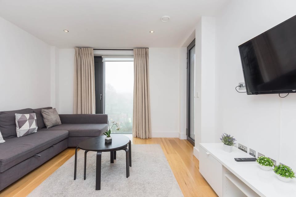 Communal lounge/ TV room, TV and multimedia, Living room, Seating area, Evening entertainment
