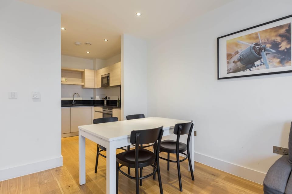 Kitchen or kitchenette, Living room, Seating area, Dining area, stove