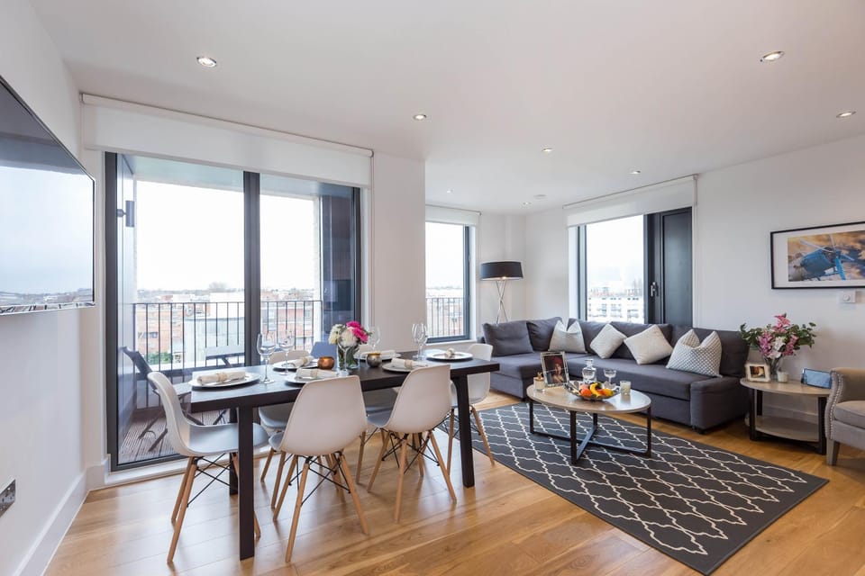 View (from property/room), Living room, Seating area, Dining area, City view