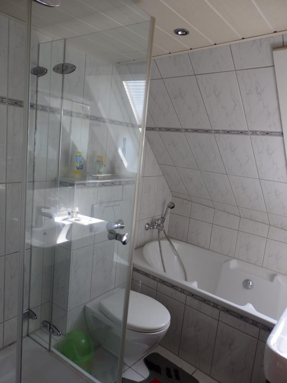 Bathroom, Photo of the whole room, Decorative detail
