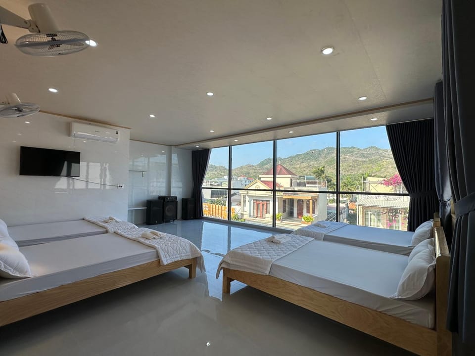 Bed, Natural landscape, TV and multimedia, View (from property/room), Balcony/Terrace, Bedroom, towels, air conditioner