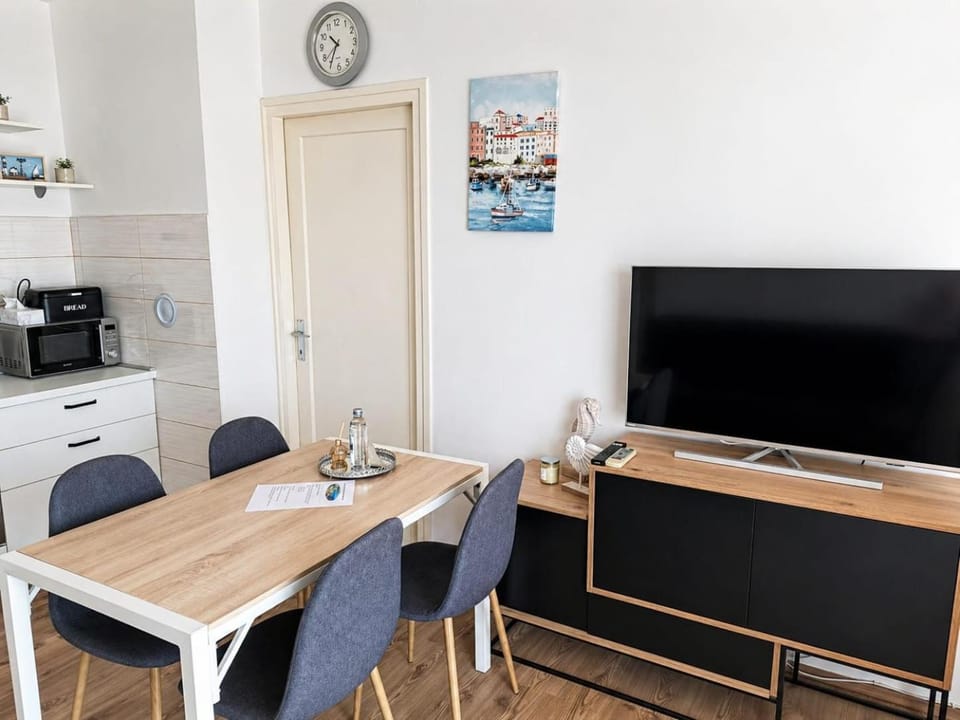 Kitchen or kitchenette, Seating area, Dining area