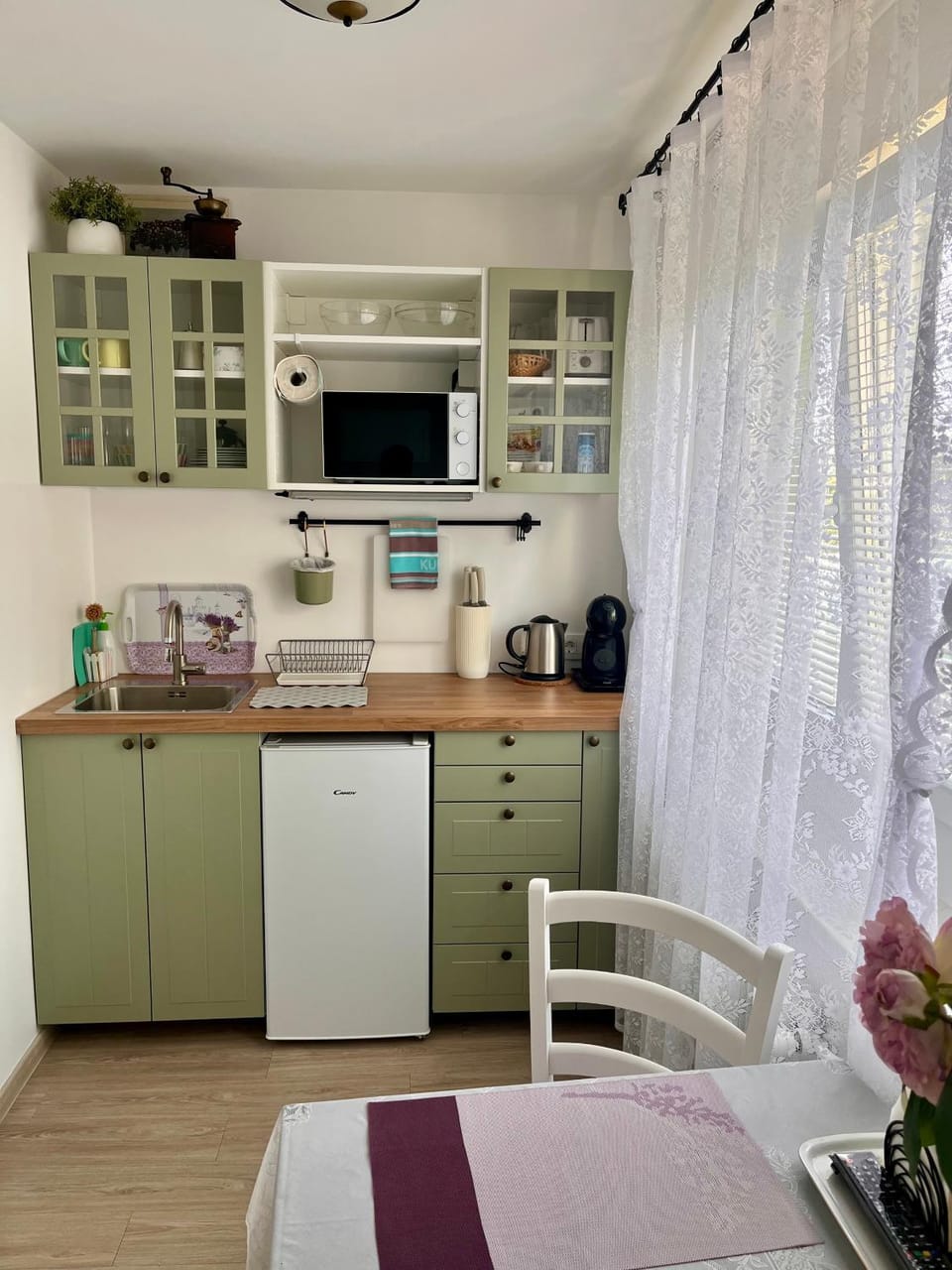 Kitchen or kitchenette, Dining area