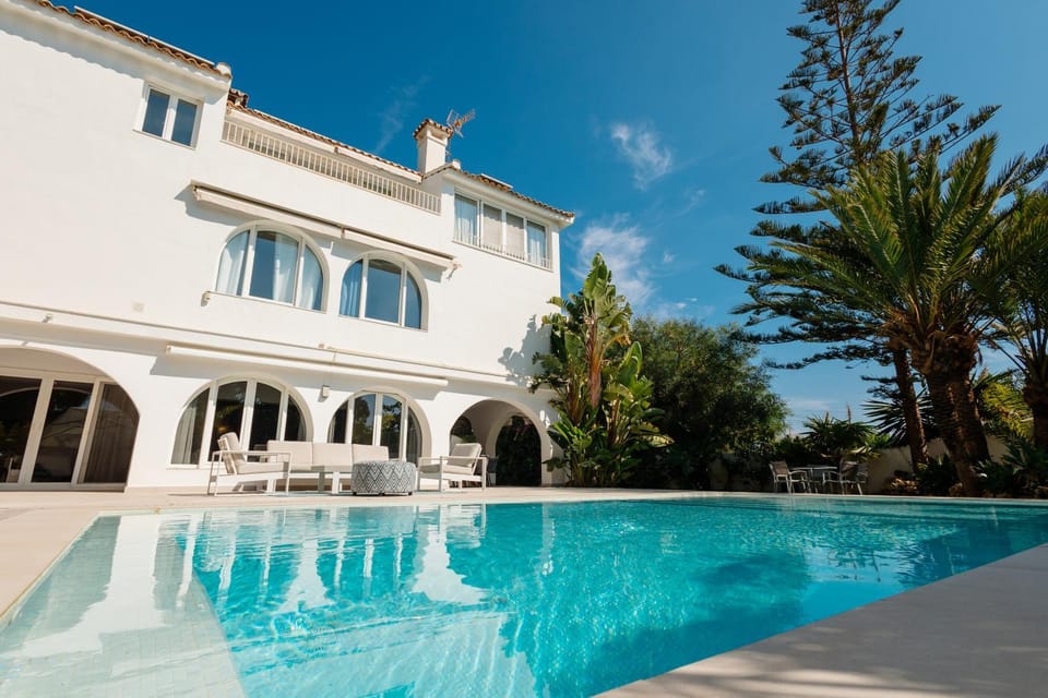 Property building, Day, Pool view, Swimming pool, sunbed