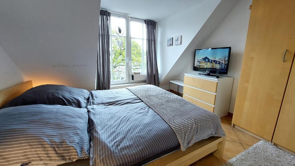 Bed, TV and multimedia, Bedroom