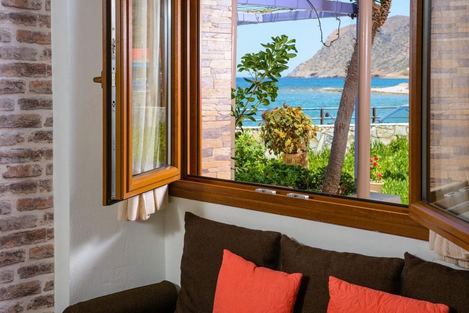 Photo of the whole room, Sea view