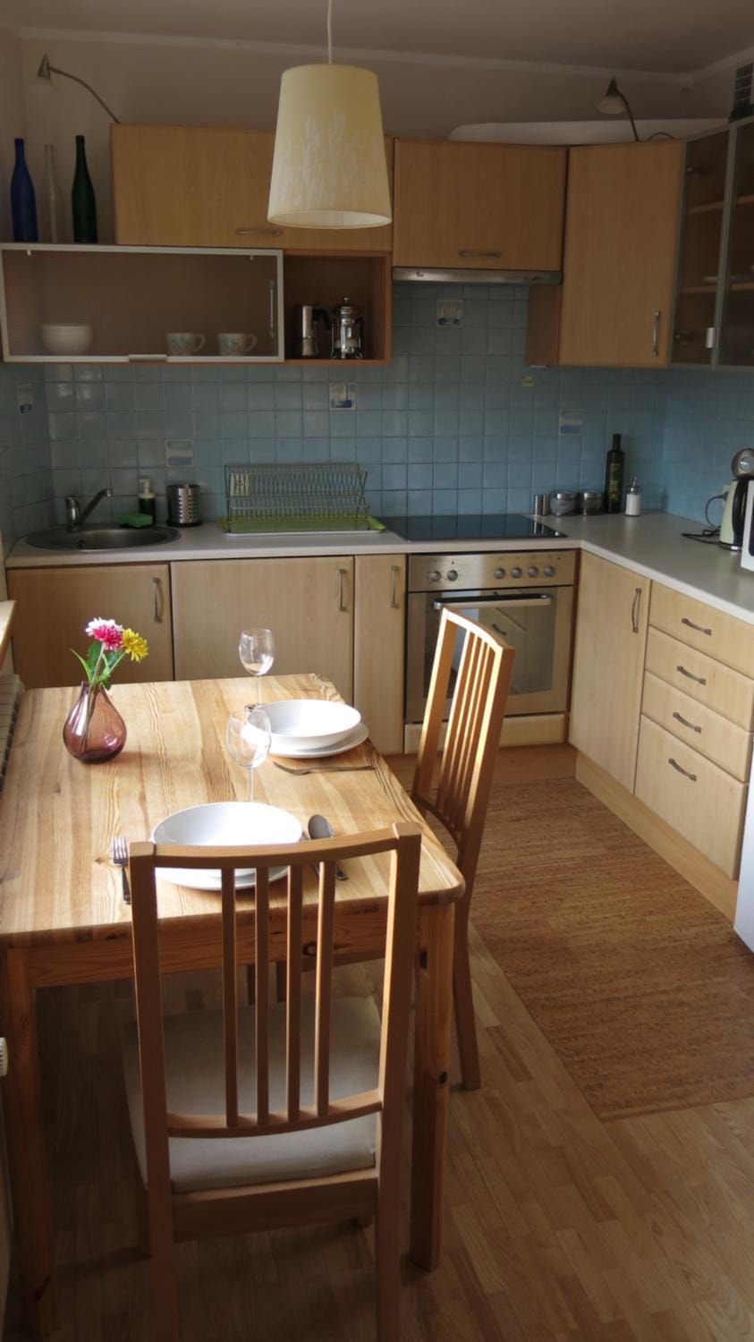 Kitchen or kitchenette, Dining area