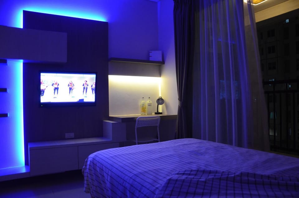 Bed, TV and multimedia, Bedroom