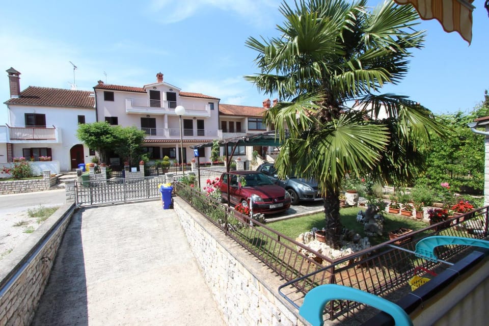 Garden view, Street view