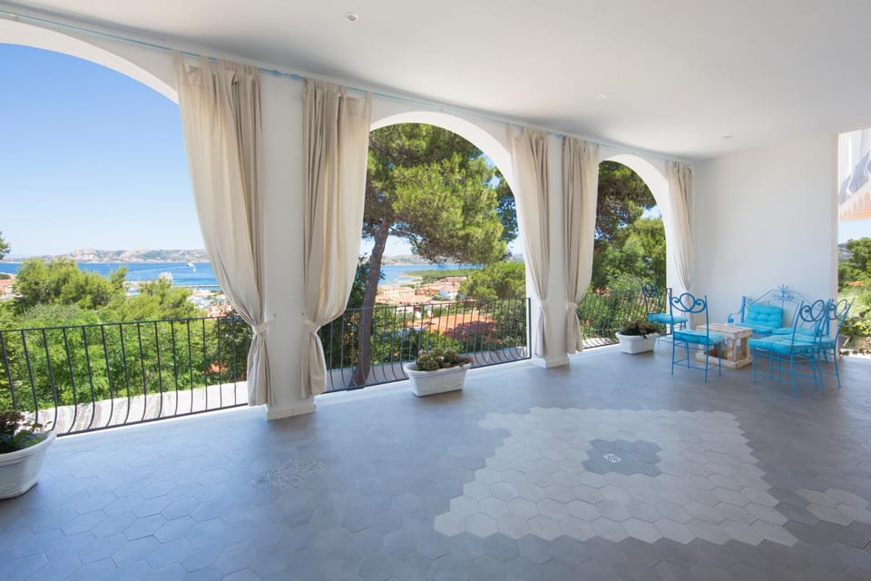 Facade/entrance, Balcony/Terrace, City view