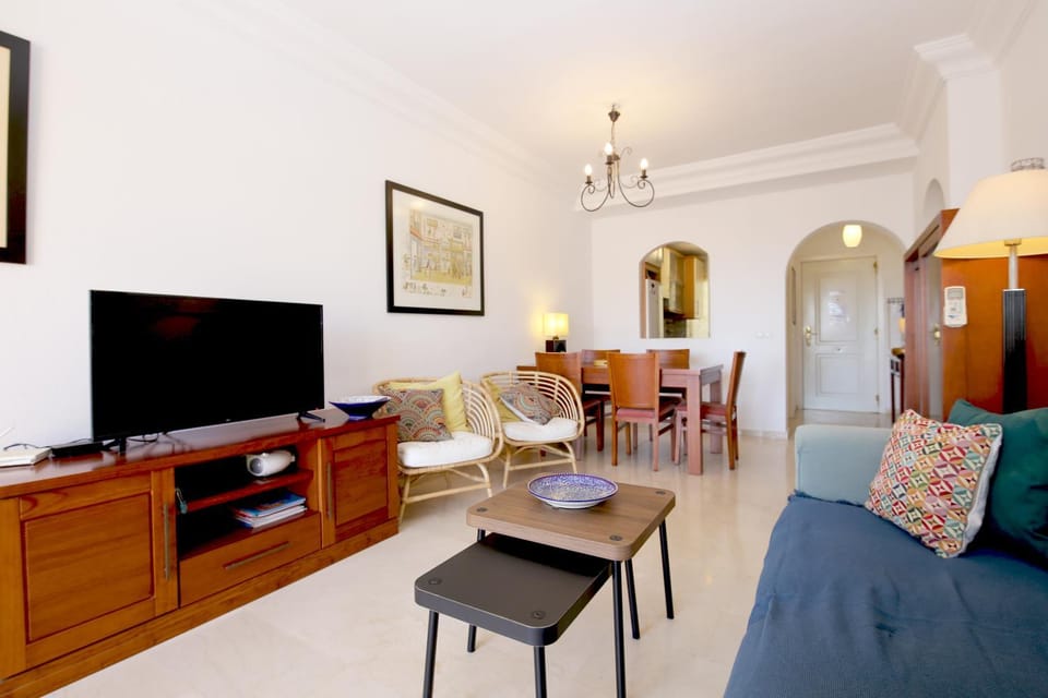 TV and multimedia, Living room, Seating area, Dining area