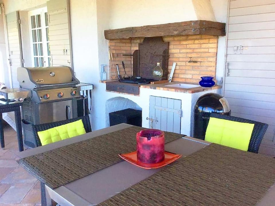 BBQ facilities, Kitchen or kitchenette, Seating area, Dining area, stove