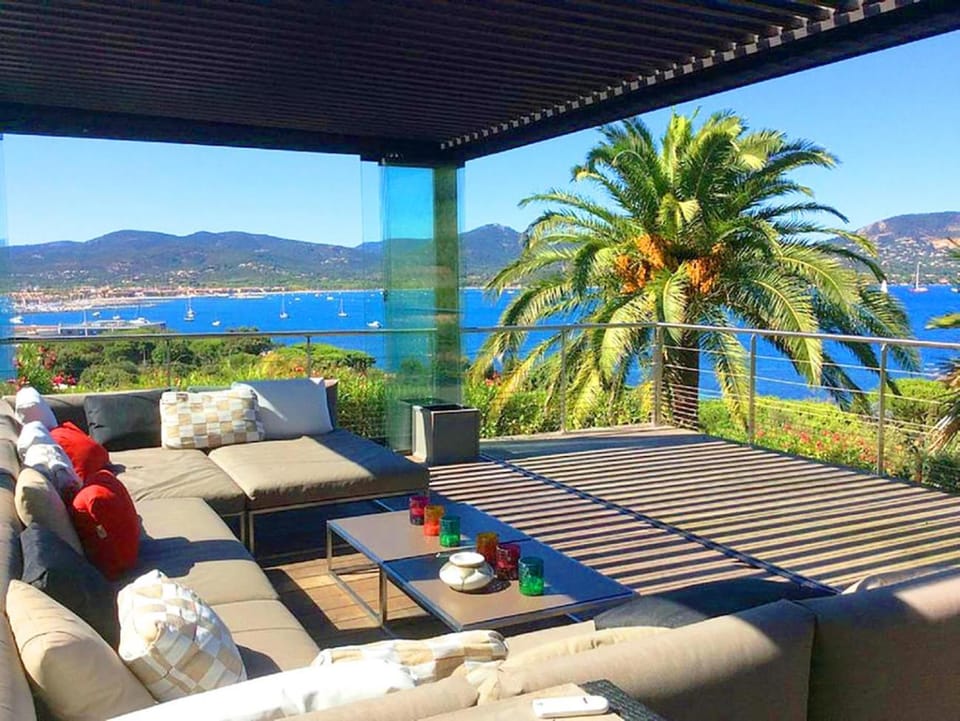 Property building, Patio, Day, Natural landscape, View (from property/room), Balcony/Terrace, Decorative detail, Seating area, Lake view, Mountain view, Sea view