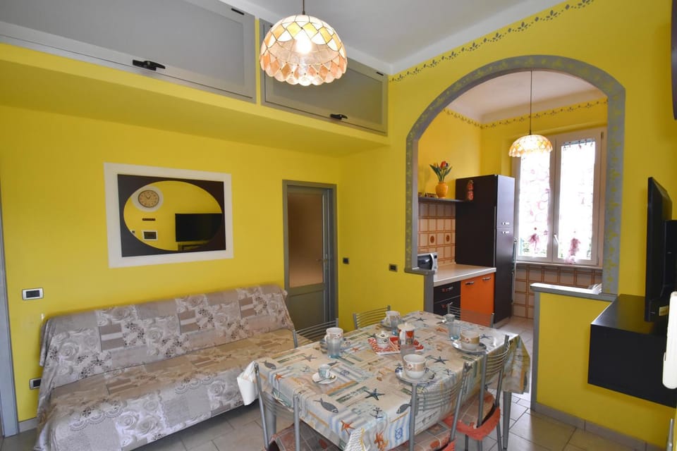 TV and multimedia, Living room, Dining area, air conditioner