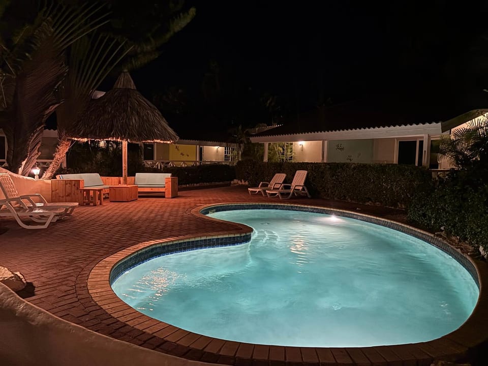 Blue Marlin Apartments, nabij Mambo Beach Resort in Willemstad