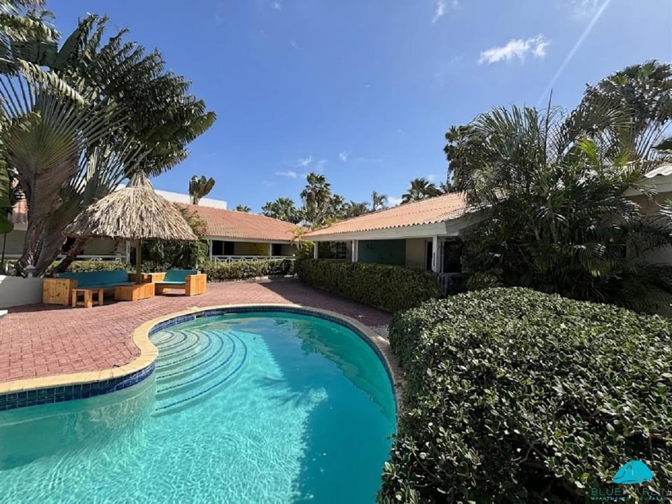 Blue Marlin Apartments, nabij Mambo Beach Resort in Willemstad