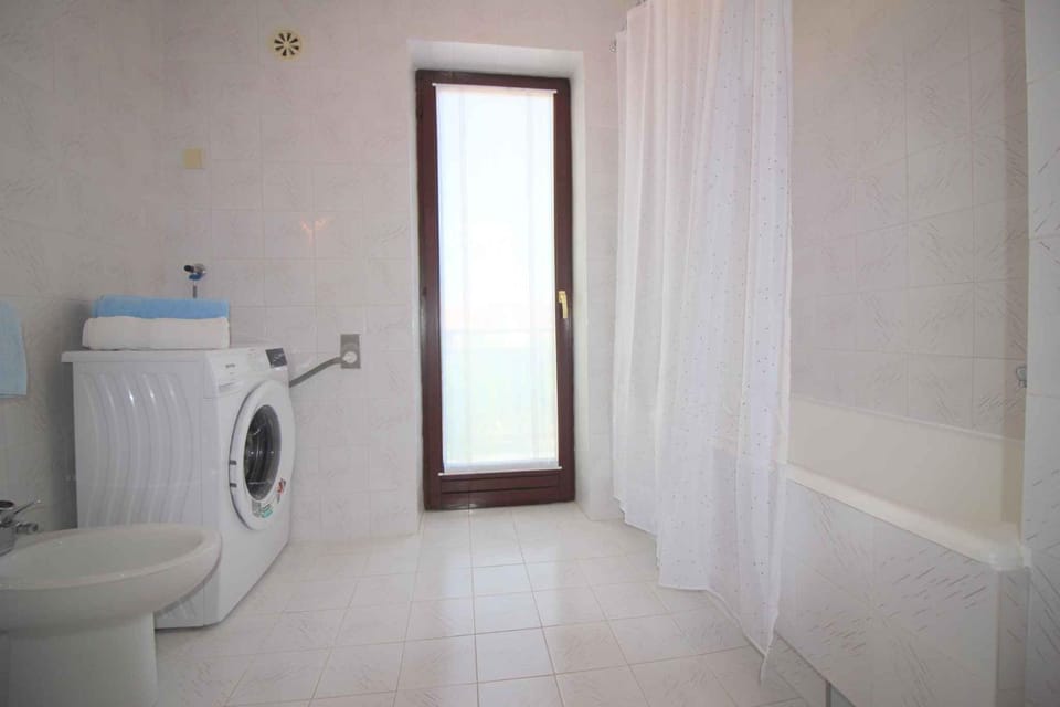 Bathroom, washing machine