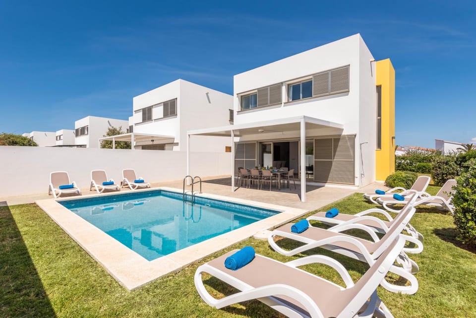Property building, Patio, Pool view, Swimming pool, sunbed