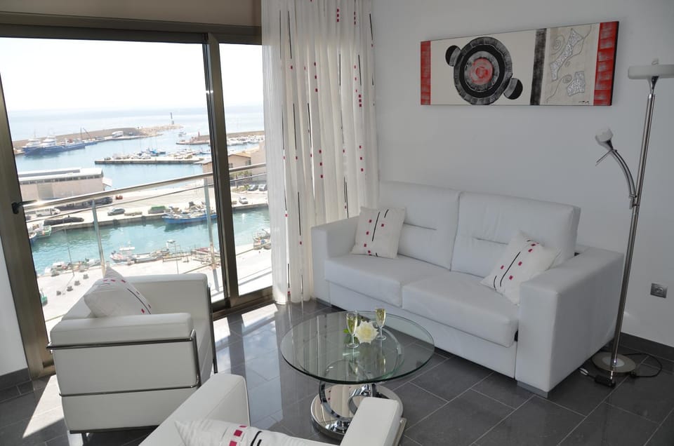 Photo of the whole room, Sea view