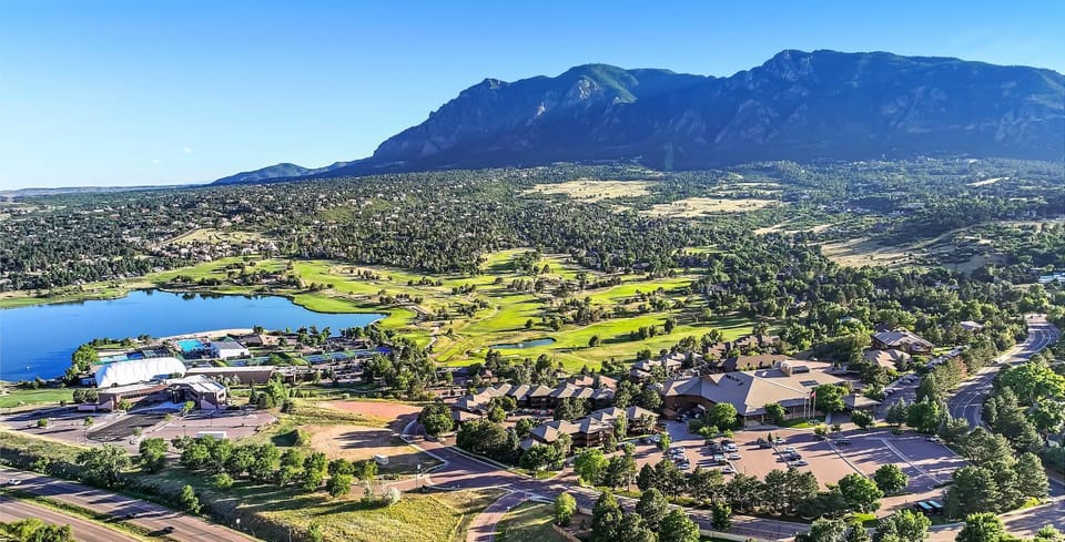 Property building, Nearby landmark, Natural landscape, Bird's eye view, Lake view, Mountain view