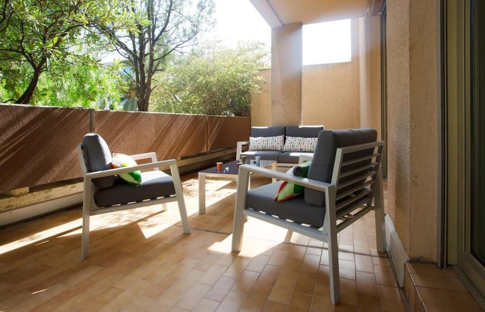 Patio, Day, Dining area, Garden view